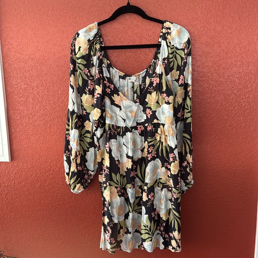 Adorable lightweight babydoll mini dress by Billabong.  Size medium.  EUC.